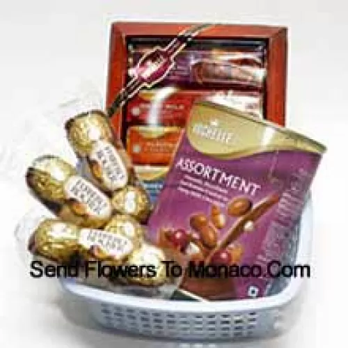 3 kleine Packungen mit je 3 Stück Ferrero Rocher, begleitet von zwei Schachteln importierter Vochelle Schokolade (Dieses Produkt muss mit den Blumen begleitet werden. Bitte beachten Sie außerdem, dass wir Vochelle bei Nichtverfügbarkeit durch andere Schokoladen gleichen Wertes ersetzen werden)