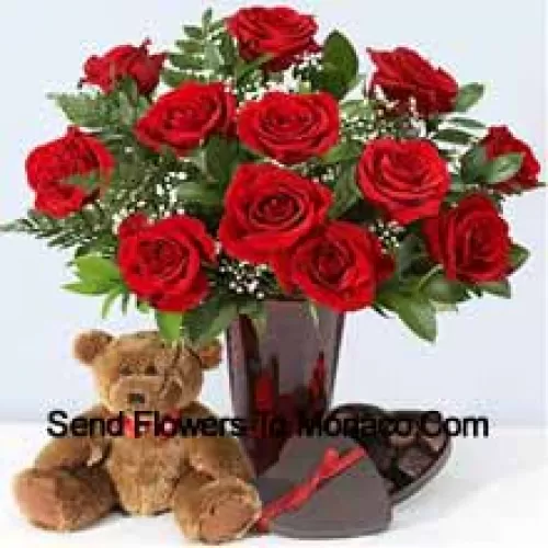 11 Rosas Rojas con Algunos Helechos en un Florero, Lindo Oso de Peluche Marrón de 10 Pulgadas y una Caja de Chocolate en Forma de Corazón.