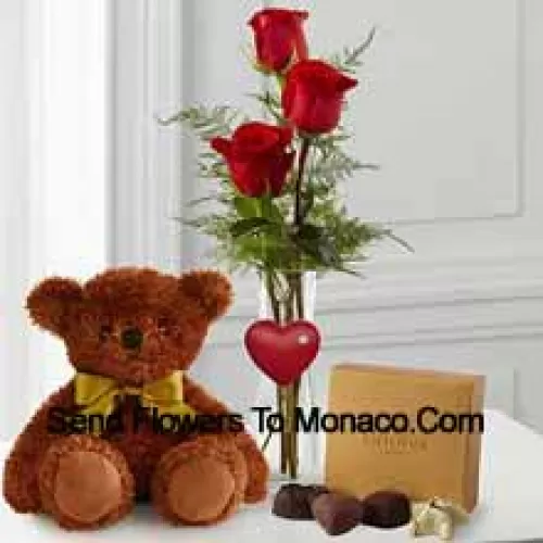 Tres rosas rojas con algunas helechos en un jarrón, un lindo oso de peluche marrón de 10 pulgadas y una caja de chocolates Godiva. (Nos reservamos el derecho de sustituir los chocolates Godiva por chocolates de igual valor en caso de no estar disponibles. Stock limitado)